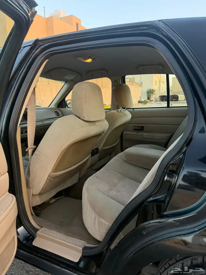 فورد فكتوريا بوليسي مع لوحه مميزه 9