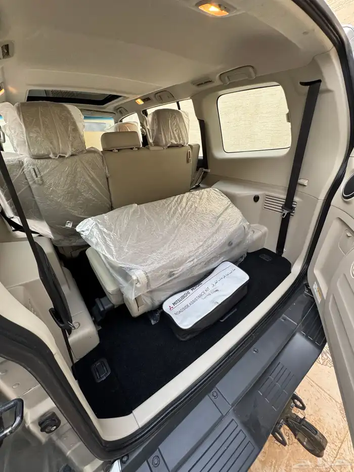 للبيع جيب مستوبيشي باجيرو فل كامل عداد قليل علامة ذهبيه 14