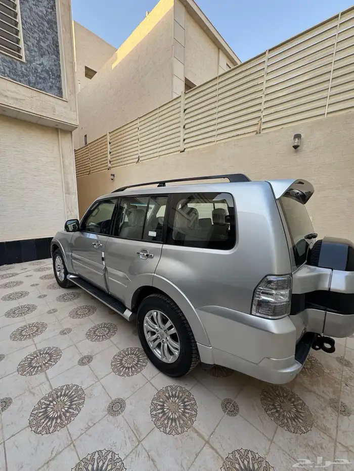 للبيع جيب مستوبيشي باجيرو فل كامل عداد قليل علامة ذهبيه 10