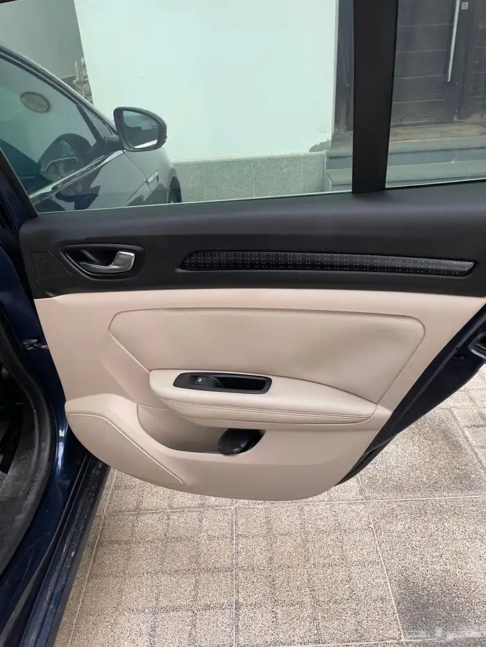 2018 رينو ميقان نص فل شاشة كبيرة 17