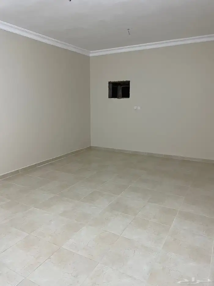 شقة للايجار   عائلات - حي المطار 4