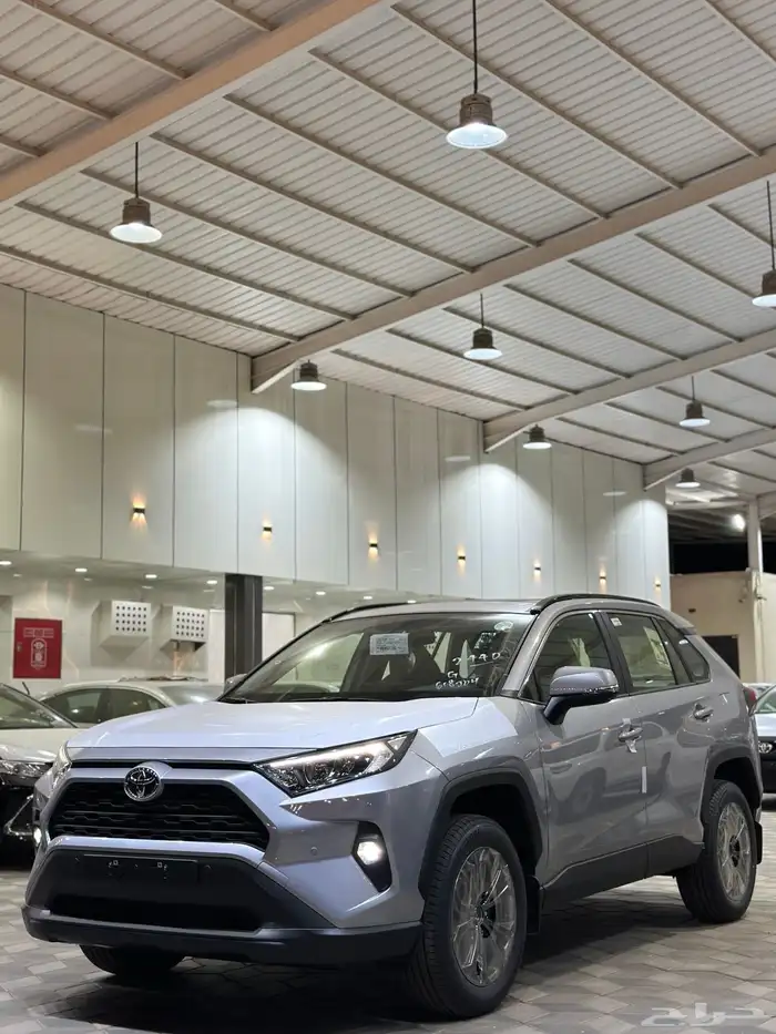 تويوتا راف فور XLI فتحة سقف الوان فضي موديل 2025 0