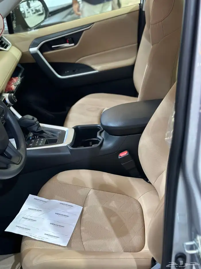 تويوتا راف فور XLI فتحة سقف الوان فضي موديل 2025 13