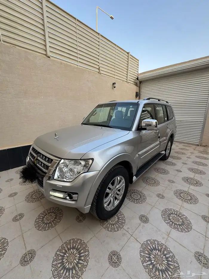 للبيع جيب مستوبيشي باجيرو فل كامل عداد قليل علامة ذهبيه 2