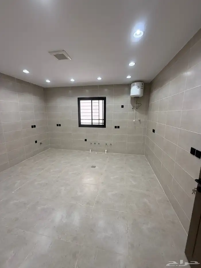 للبيع شقق علويه تشطيب ممتاز بمصعد جاهز وسطح خاص بحي الضيافه 7