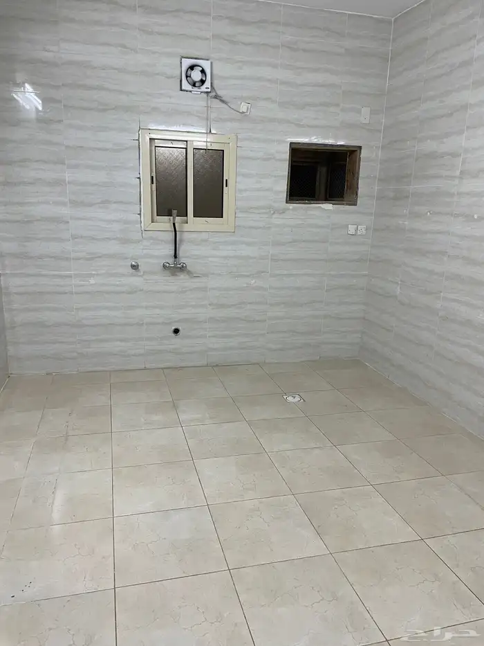 شقة للايجار   عائلات - حي المطار 0