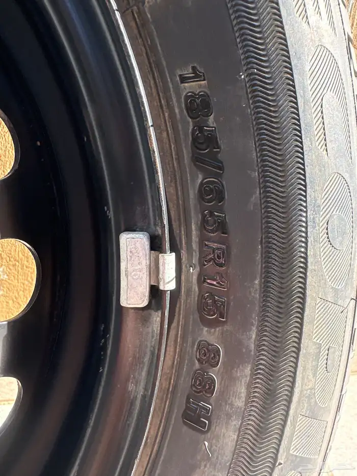 جنط للبيع 4 مسامير مع كفرته 1 1