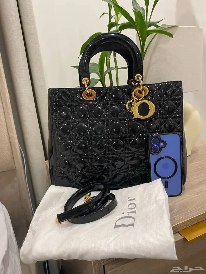 شنطة ديور سعرها 20 الف ريال أبيعها 5ريال عشان محتاجة المال 0