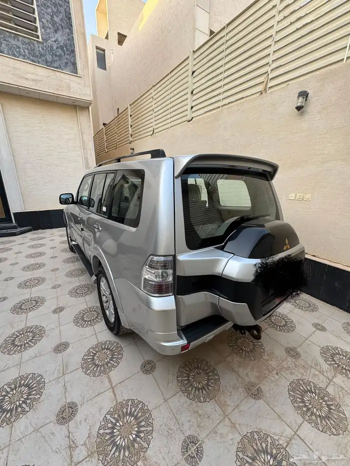 للبيع جيب مستوبيشي باجيرو فل كامل عداد قليل علامة ذهبيه 9