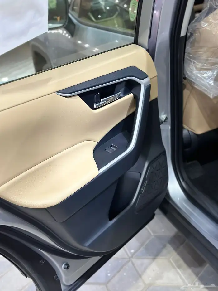 تويوتا راف فور XLI فتحة سقف الوان فضي موديل 2025 7