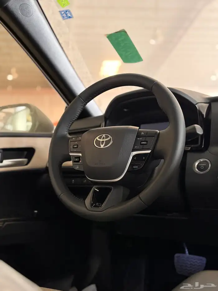 كامري LE هايبرد 2025 تيتانيوم 7