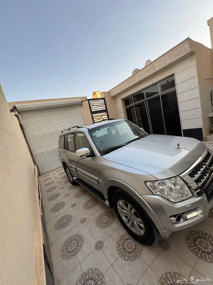 للبيع جيب مستوبيشي باجيرو فل كامل عداد قليل علامة ذهبيه 5