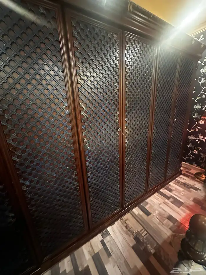 خزانة فخمة خشب طبيعي بنقوش شرقية أنيقة 1