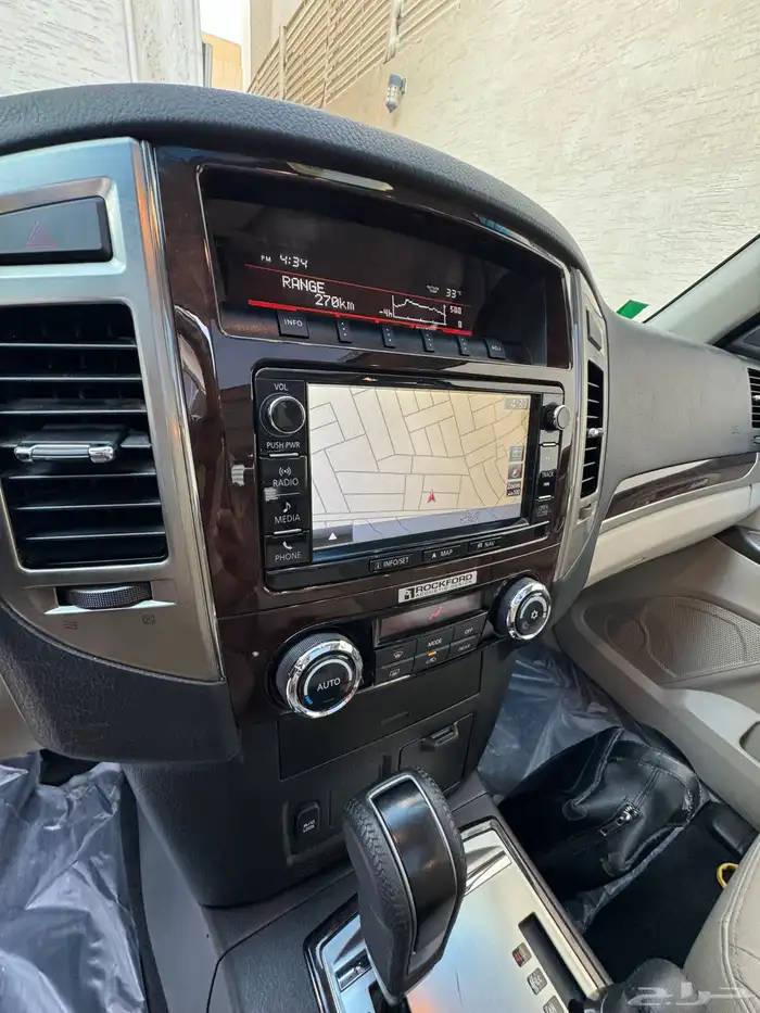 للبيع جيب مستوبيشي باجيرو فل كامل عداد قليل علامة ذهبيه 18