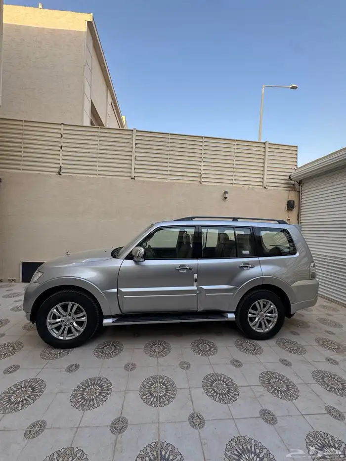 للبيع جيب مستوبيشي باجيرو فل كامل عداد قليل علامة ذهبيه 3