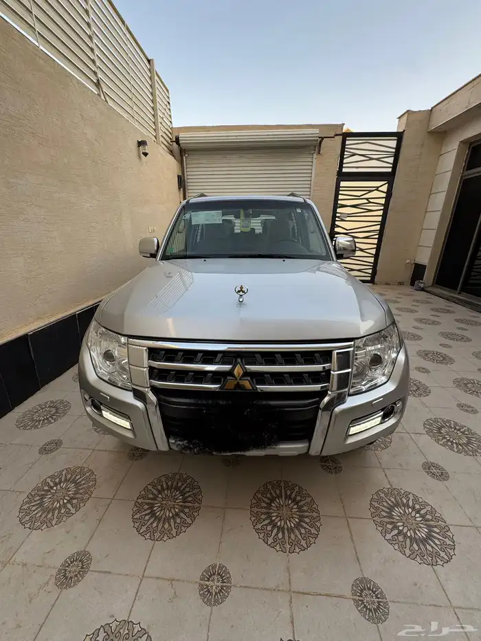 للبيع جيب مستوبيشي باجيرو فل كامل عداد قليل علامة ذهبيه 0