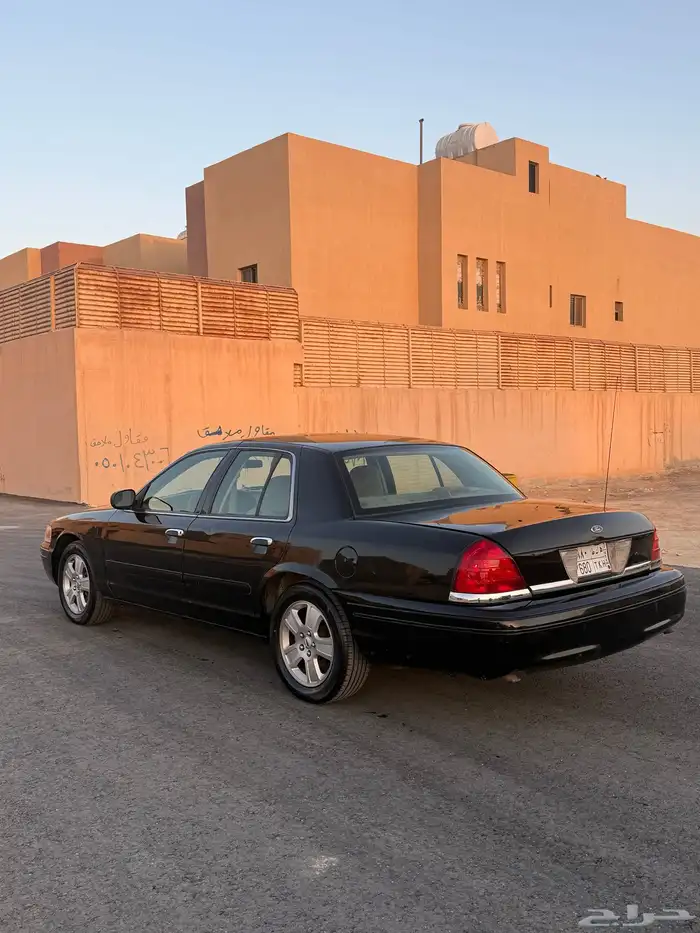 فورد فكتوريا بوليسي مع لوحه مميزه 2