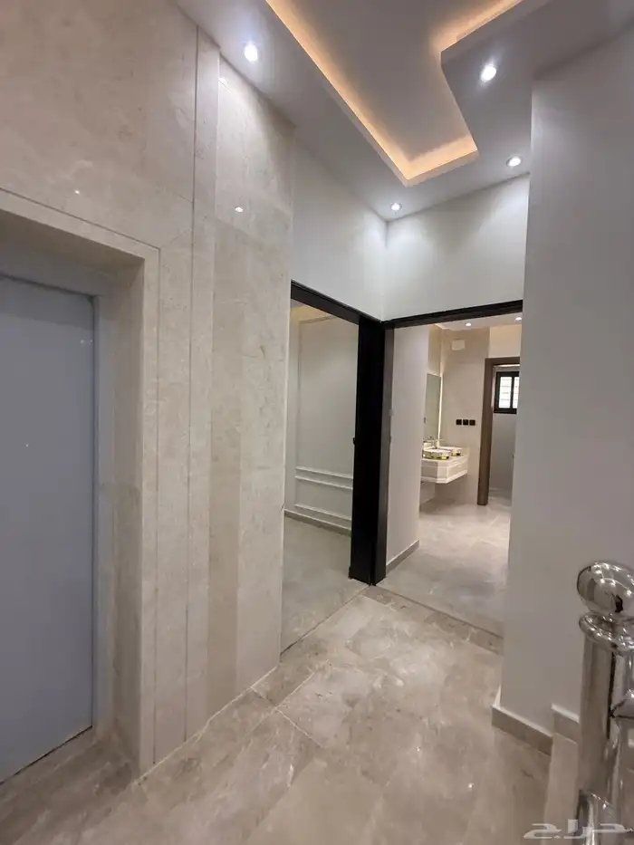 للبيع شقق علويه تشطيب ممتاز بمصعد جاهز وسطح خاص بحي الضيافه 3