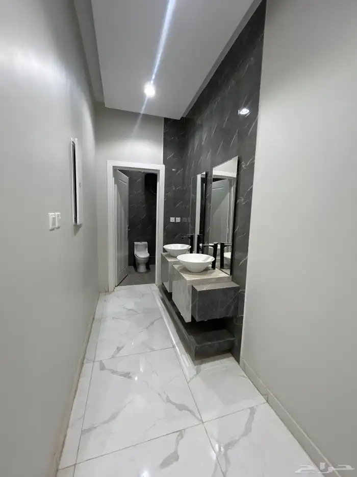 للبيع فلتين بالرياض حي الخليج 18