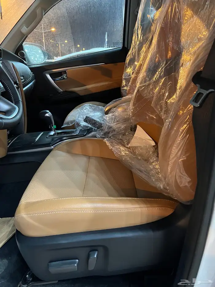 تويوتا فورتشنر VX3 بنزين 2025 8