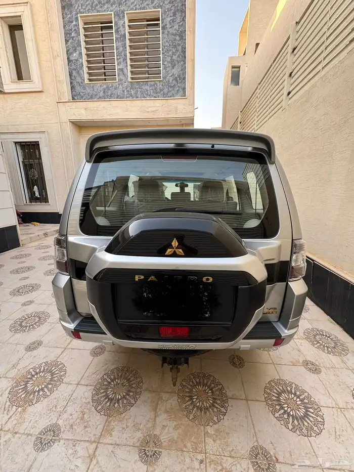 للبيع جيب مستوبيشي باجيرو فل كامل عداد قليل علامة ذهبيه 8