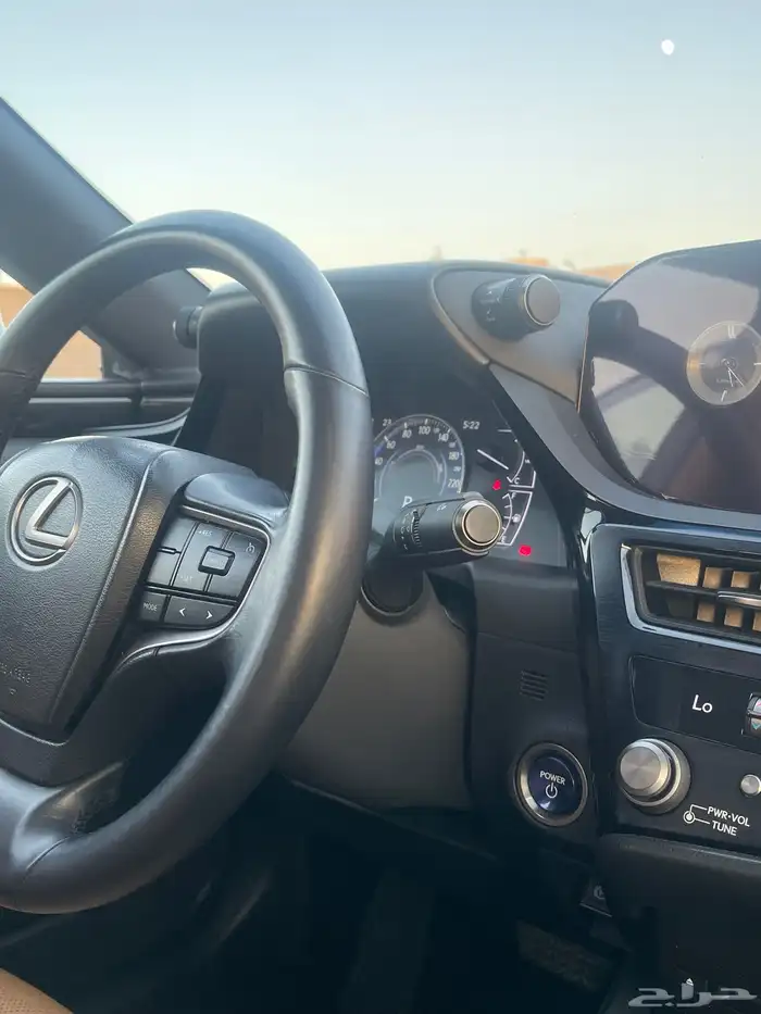 لكزس 2022 ES هايبرد 11