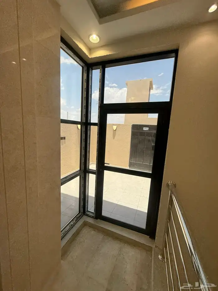 للبيع شقق علويه تشطيب ممتاز بمصعد جاهز وسطح خاص بحي الضيافه 15