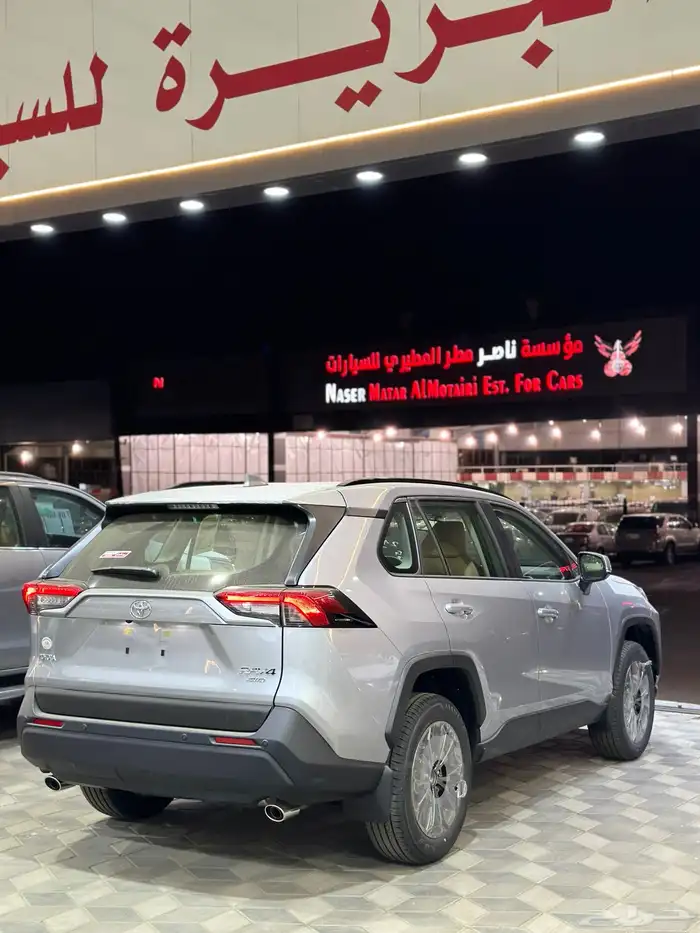 تويوتا راف فور XLI فتحة سقف الوان فضي موديل 2025 3