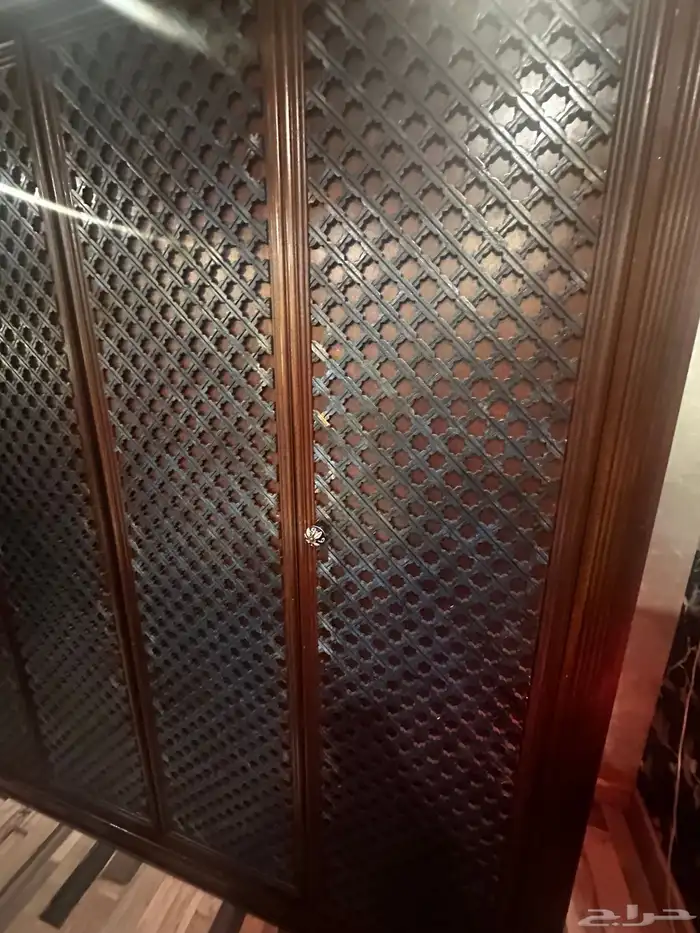 خزانة فخمة خشب طبيعي بنقوش شرقية أنيقة 2