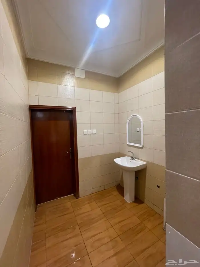 شقق فاخرة مقابل المدينة العسكرية(مخفضة)الايجار 24