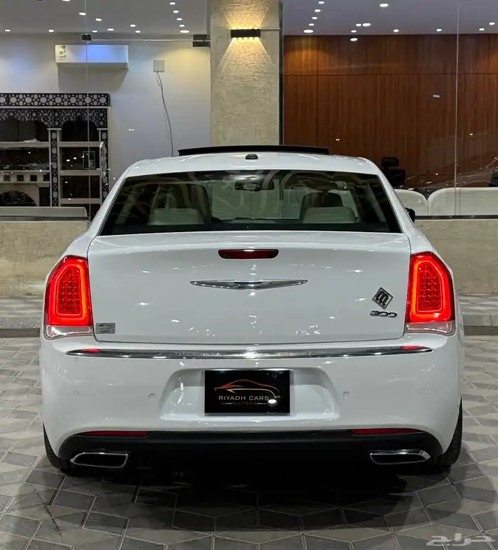كرايزلر 2018 C300V6 فل (بحالة ممتازة) 3