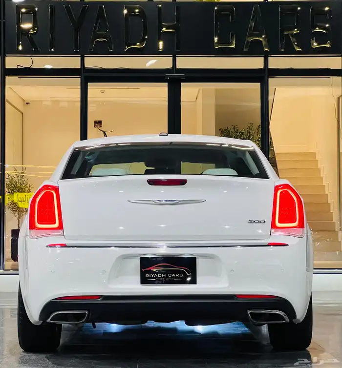 كرايزلر 2018 هيمي C300 V8 (بحالة ممتازة ) 3