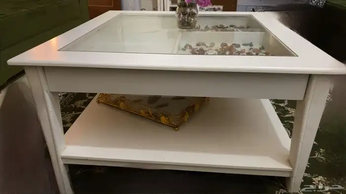 طاوله والله نظيفه ولها 4 سنوات معي وكمان معها طاولات خدمه 0