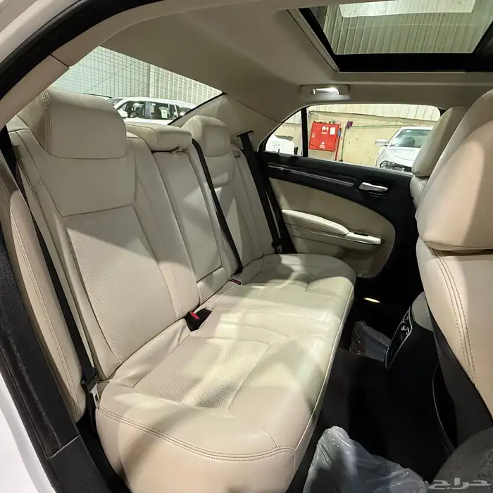 كرايزلر 2018 C300V6 فل (بحالة ممتازة) 9