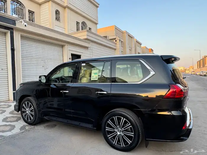 لكزس 2021 اسود 7