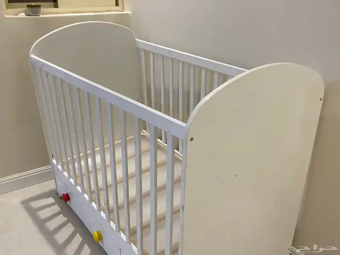 سرير اطفال من ايكيا وثقيل مناسب ل عمر(2-5) 1