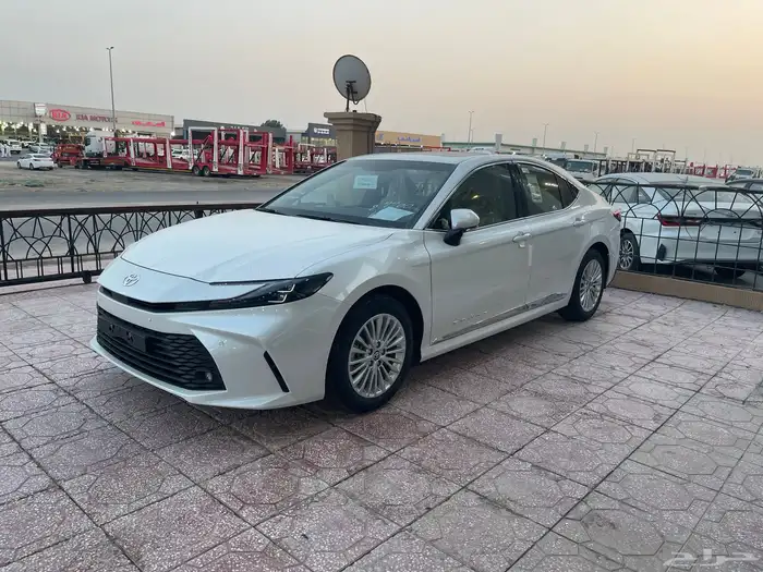 تويوتا كامري بنزين نص فل فتحه موديل 2025 اصفار 4