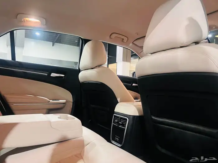 كرايزلر 2018 هيمي C300 V8 (بحالة ممتازة ) 14