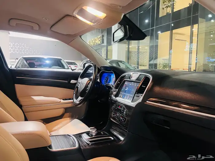 كرايزلر 2018 هيمي C300 V8 (بحالة ممتازة ) 17