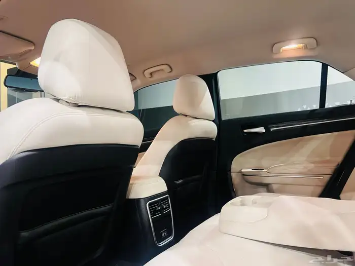 كرايزلر 2018 هيمي C300 V8 (بحالة ممتازة ) 10