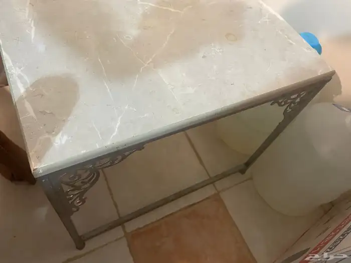 طاولات وكراسي ولمبات ع شكل اكواب وغلابه كبيره 7