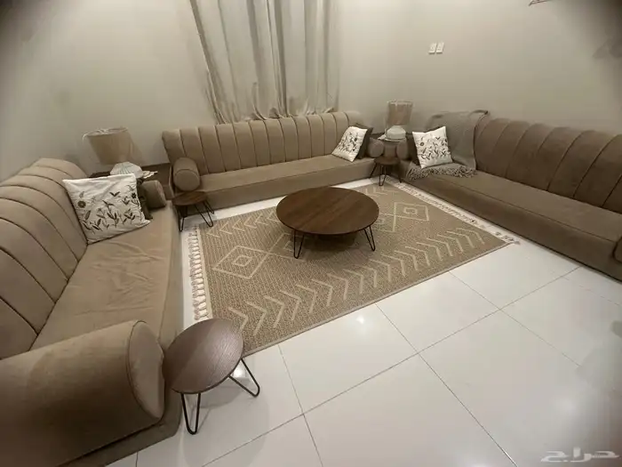 كنب ب الطاولات ب مكتبه التلفزيون (الغرفه 4ف4) ب 1 300 ريال 1