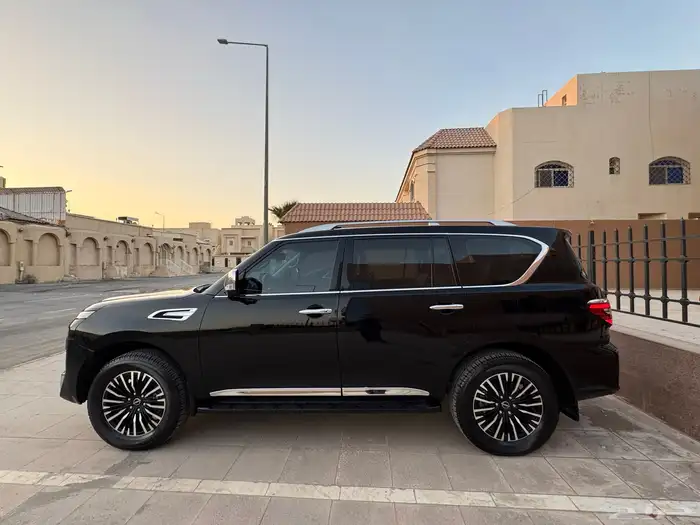 للبيع باترول 2023 بلاتينوم أسودV6 7