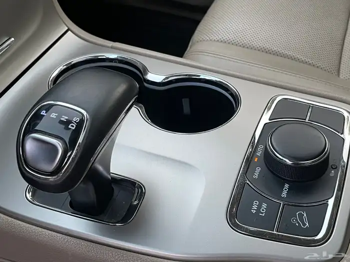 جيب جراند شيروكي 2015 سعودي عداد قليل بحالة الوكاله 24