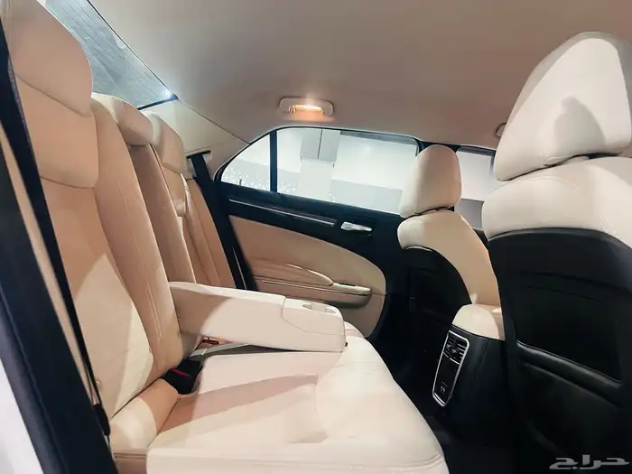 كرايزلر 2018 هيمي C300 V8 (بحالة ممتازة ) 12
