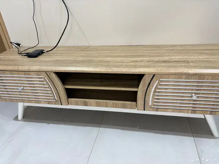 طاولة شاشة لون خشبي سليمة 1