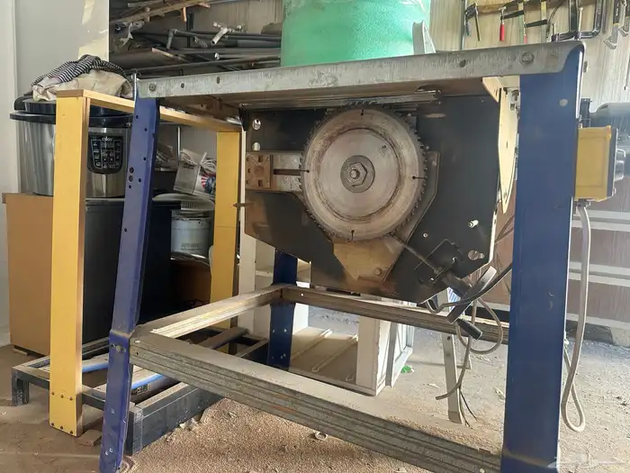 منشار كهربائي بطاولة ومعدات 1