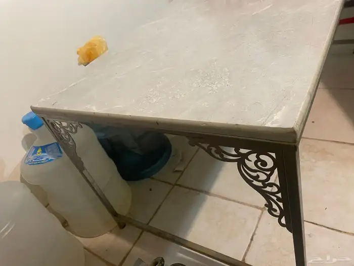 طاولات وكراسي ولمبات ع شكل اكواب وغلابه كبيره 9