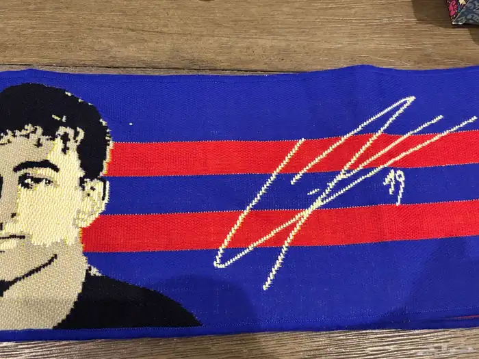 شال برشلونة من متجر برشلونة الرسمي بتوقيع وصورة لامين يامال 3