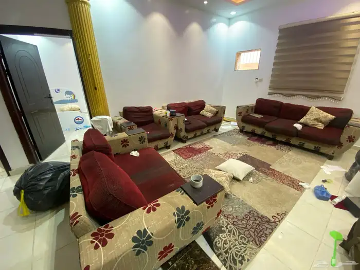 كنب نظيف 9 نفر مع فرشة ودولاب 0